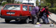 YOL ORTASINDA KARISINI DÖVDÜ