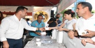 Yücel vatandaşlara aşure ikram etti