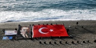 Atatürk deniz üzerine açılan dev bayrakla anıldı