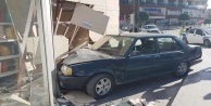 Hızını alamayan otomobil iş yerine daldı