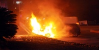 Orta refüje çarpan otomobil alev topuna döndü