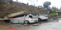 Duvar çöktü araçlar altında kaldı
