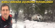 Karda mahsur kalanları itfaiye kurtardı