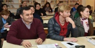 Alanya’daki yerleşik yabancılar Türkçe öğreniyor