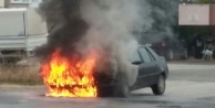 Otomobil seyir halinde alev aldı