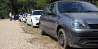 26 aracın lastiklerini kesmişler