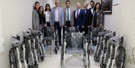 AÜ’den tekerlekli sandalye bağışı