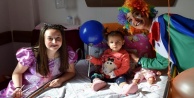 Hasta çocuklara palyaço sürprizi