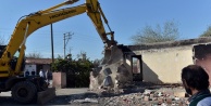 Metruk binalar yıkıldı