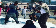 Nurettin Uludağ'a kar topu saldırısı