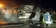Araba yanarak hurdaya döndü