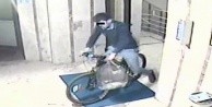 Bisiklet hırısızını güvenlik kamerası yakaladı