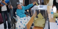 Tekerlekli sandalye ile sandık başında
