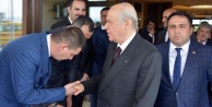 Türkdoğan önce hediye verdi sonra el öptü