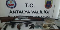 Alanya'da ruhsatsız silah operasyonu