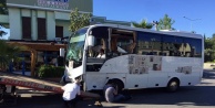 Kontrolden çıkan otobüs pide dükkanına daldı