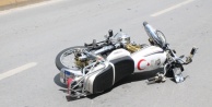 Motosiklet otomobile çarptı: 1 yaralı var