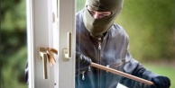 Alanya'da evlere dadanan hırsızlara suçüstü
