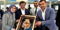 Yücel'den Davutoğlu çiftine hediye