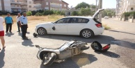 Motosiklet otomobile çarptı: 2 yaralı