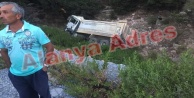 Alanya'da yol yapan kamyon uçuruma düştü