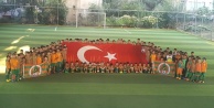 Minik futbolculardan dev bayrak