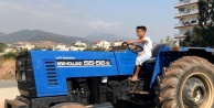 Çocuk traktör şoförü yürekleri ağza getirdi