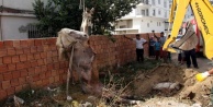 Foseptik çukuruna düşen at kurtarıldı