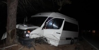 Otomobil tur minibüsüne çarptı: 1'i turist 3 yaralı