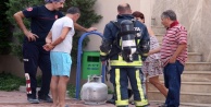 Tüp patlamasından çıkan yangını apartman görevlisi söndürdü
