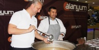 Alanyum Aşure dağıttı