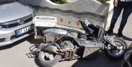 Ehliyetsiz sürücü plakasız motosiklete çarptı