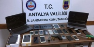 Alanya'da 22 cep telefonu çalan 3 şüpheli yakalandı