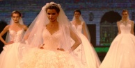 Aşk temalı gelinlik defilesi