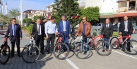 Belediye birim amirlerine makam aracı olarak bisiklet dağıtıldı