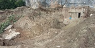 Tapulu arazide kazı yapılırken 2 bin 400 yıllık mezar bulundu