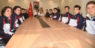 Bahçeşehir'in şampiyonları Yücel'i ziyaret etti