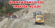 Heyelanın kapattığı yolu Büyükşehir açtı