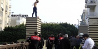 Üst geçitte benzinli intihar girişimi