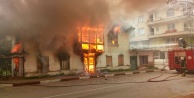 100 yıllık kerpiç bina alev alev yandı