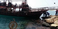 25 yolcusu bulunan tur teknesi kayalıklara çarptı