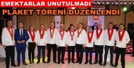 AKPAB emektarlara plaket verdi