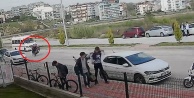Motosikletin ön tekerleğini kaldırarak sürdü, okul servisine arkadan çarptı