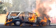 Park halindeki otomobil alev alev yandı