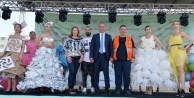 Atık malzemelerden giysi defilesi