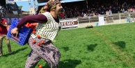 Kadınlar 1,5 dakikada 12 domates kasasını 50 metre taşımak için yarıştı
