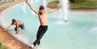 Kağıt toplayıcısı Suriyeli çocukların süs havuzunda tehlikeli eğlencesi