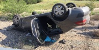 Otomobil yoldan çıkıp takla attı: 3 yaralı