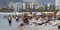 Yakıcı güneş tatilcileri denize döktü