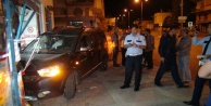 Alkollü sürücü otomobiliyle markete girdi